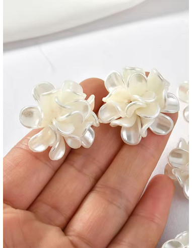 Pendientes de Pétalos de Resina Hechos a Mano | Complementos Invitada