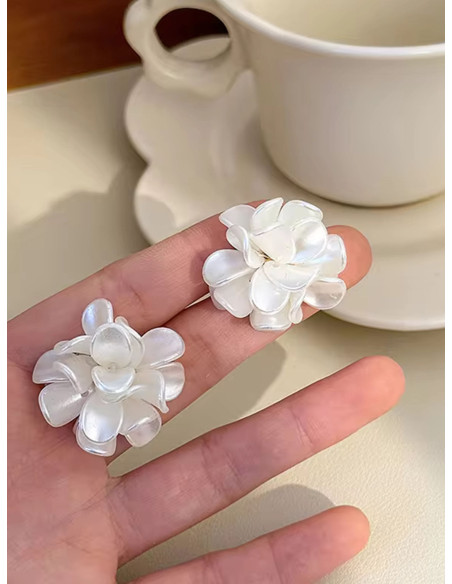 Pendientes de Pétalos de Resina Hechos a Mano | Complementos Invitada