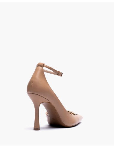 Salón de tacón alto con adorno metálico y hebilla | Complementos Invitada