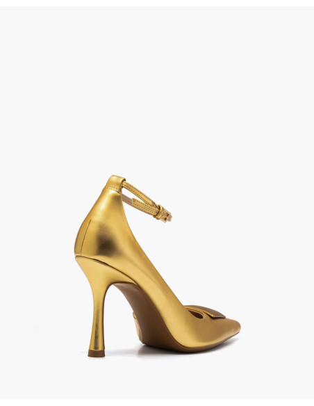 Salón de tacón alto dorado con adorno metálico | Complementos Invitada