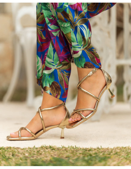 Sandalias de fiesta con tiras cruzadas y tacón bajo | Complementos invitada