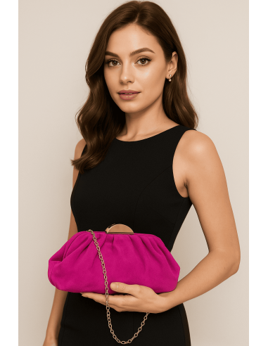 Cartera de mano efecto ante con cadena para invitada