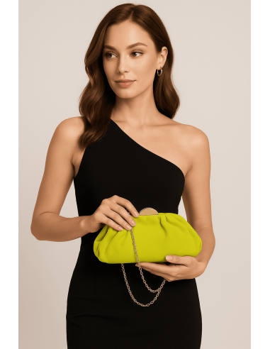 Cartera de mano efecto ante con cadena para invitada