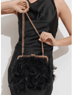 Bolso de plumas negro con cadena dorada para invitadas | CI 2