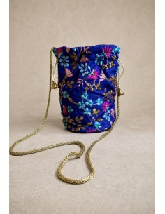 Bombonera azul royal con bordado floral | Complementos Invitada 2