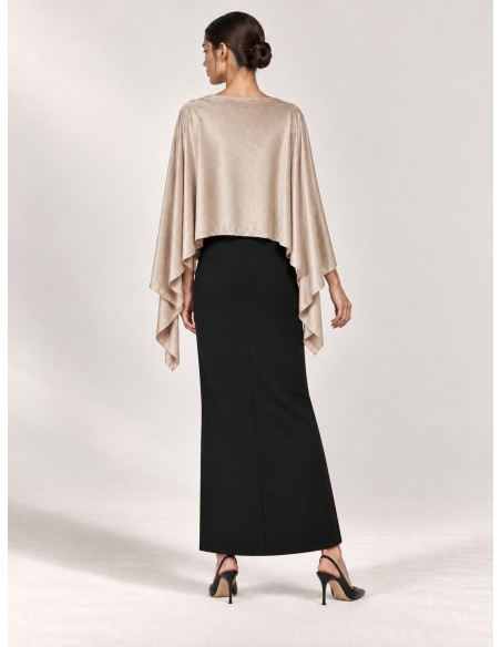 capa-beige-modelo-invitada-vista-trasera