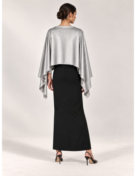 capa-gris-plata-modelo-invitada-vista-trasera