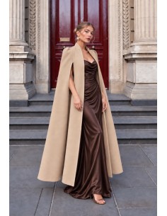 Abrigo capa largo beige de paño para invitada