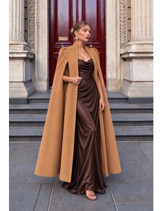 Abrigo capa largo camel de paño para invitada