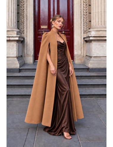 Abrigo capa largo camel de paño para invitada