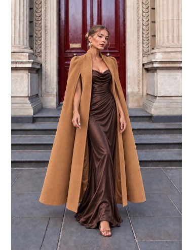 Abrigo capa largo camel de paño para invitada